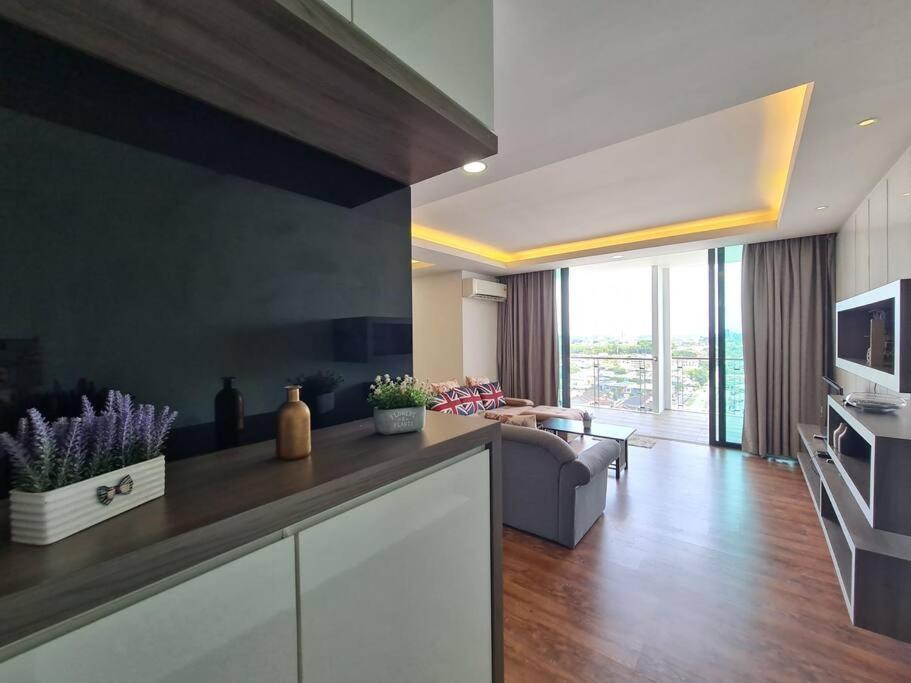 Lovely Vivamall City View With 2 Card Lv10 Apartamento Kuching Exterior foto